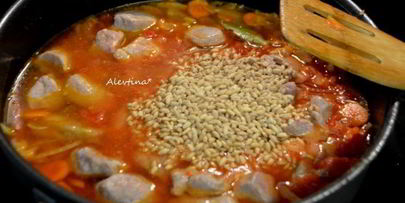 свиное рагу с перловкой и клюквой