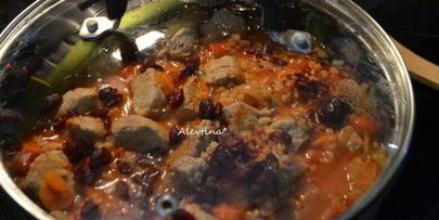 свиное рагу с перловкой и клюквой