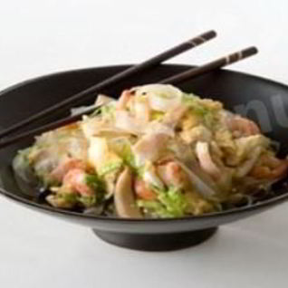 Рисовая лапша с креветками и кальмарами