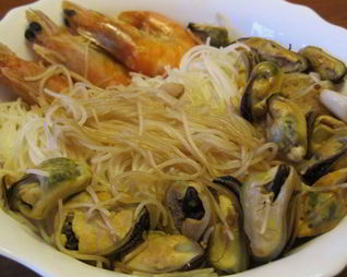 Рисовая лапша с креветками и мидиями