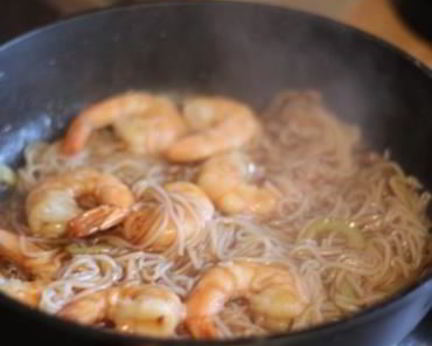 Рисовая лапша с креветками в соусе Терияки