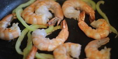 рисовая лапша с креветками в соусе терияки