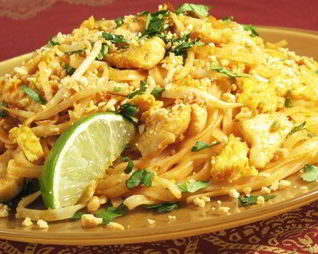 Рисовая лапша с куриным филе и кабачками в арахисовом соусе