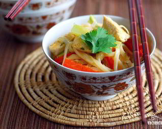 Рисовая лапша с курицей по-азиатски