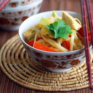 Рисовая лапша с курицей по-азиатски