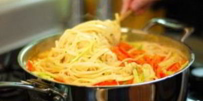 рисовая лапша с курицей по-азиатски