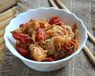 Рисовая лапша с курицей