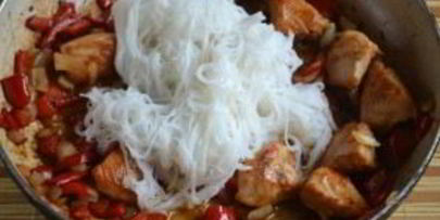 рисовая лапша с курицей