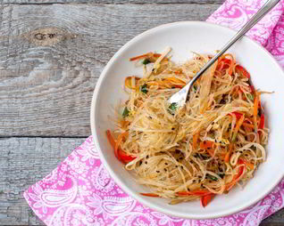 Рисовая лапша с овощами и курицей