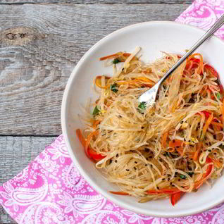 Рисовая лапша с овощами и курицей