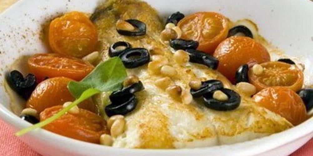 Рецепт белая рыба, запеченная с помидорами и маслинами