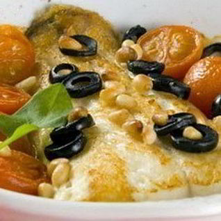 Белая рыба, запеченная с помидорами и маслинами