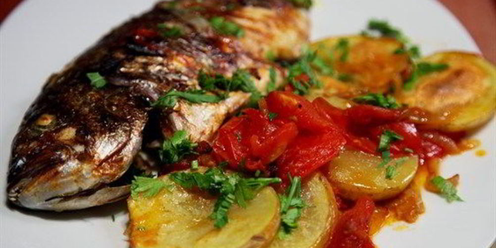 Рецепт дорада на помидорах с картофелем