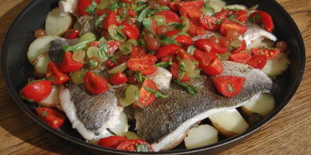 Рецепт дорада под соусом из винограда и тархуна