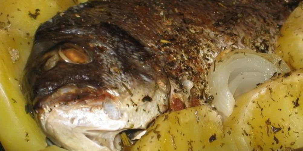 Рецепт дорада, запеченная с картофелем, под имбирем и прованскими травами