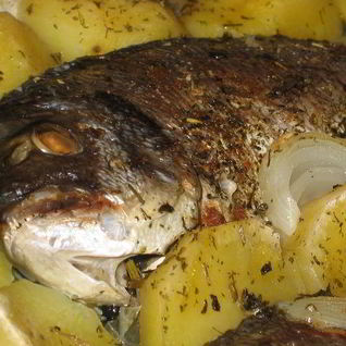 Дорада, запеченная с картофелем, под имбирем и прованскими травами