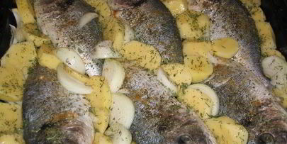 дорада, запеченная с картофелем, под имбирем и прованскими травами