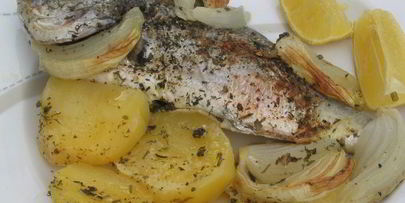 дорада, запеченная с картофелем, под имбирем и прованскими травами
