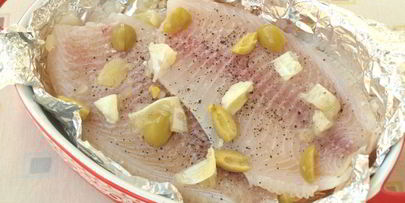 филе тилапии запеченное с лимоном и оливками