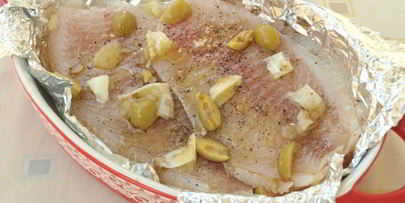 филе тилапии запеченное с лимоном и оливками