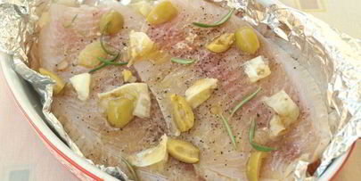 филе тилапии запеченное с лимоном и оливками