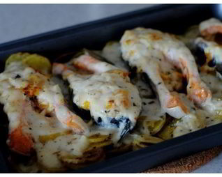 Форель под сливочно-чесночным соусом, запеченная на картофельной подушке