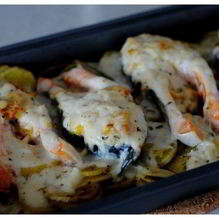 Рецепт Форель под сливочно-чесночным соусом, запеченная на картофельной подушке