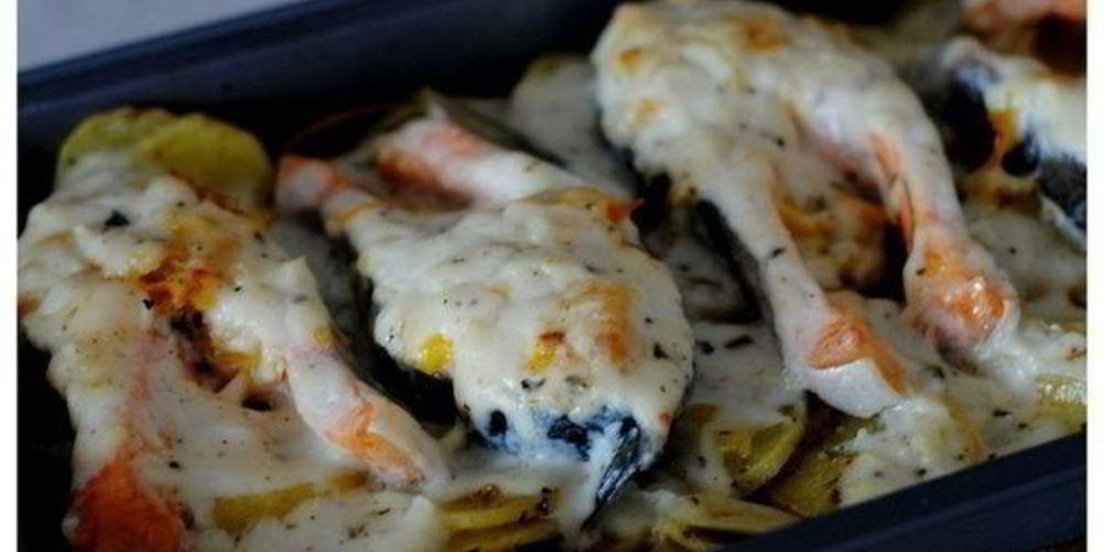 Рецепт форель под сливочно-чесночным соусом, запеченная на картофельной подушке