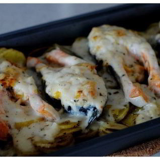 Форель под сливочно-чесночным соусом, запеченная на картофельной подушке