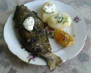 Форель речная запеченная в листьях хрена