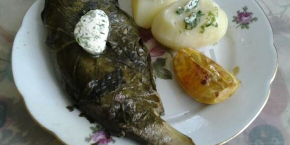 Рецепт форель речная запеченная в листьях хрена