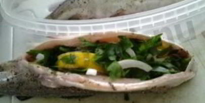 форель речная запеченная в листьях хрена