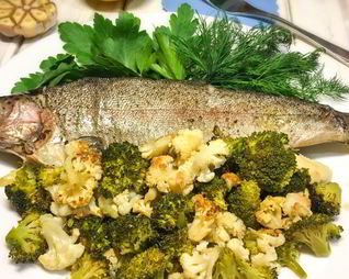 Форель с цветной капустой и брокколи
