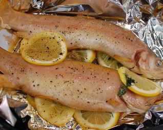 Форель, запеченная с лимоном и зеленью
