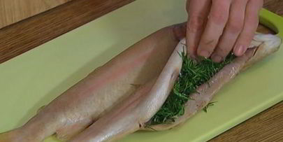 форель, запеченная с лимоном и зеленью