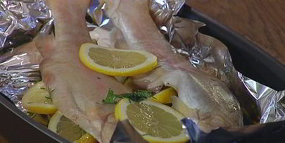 форель, запеченная с лимоном и зеленью