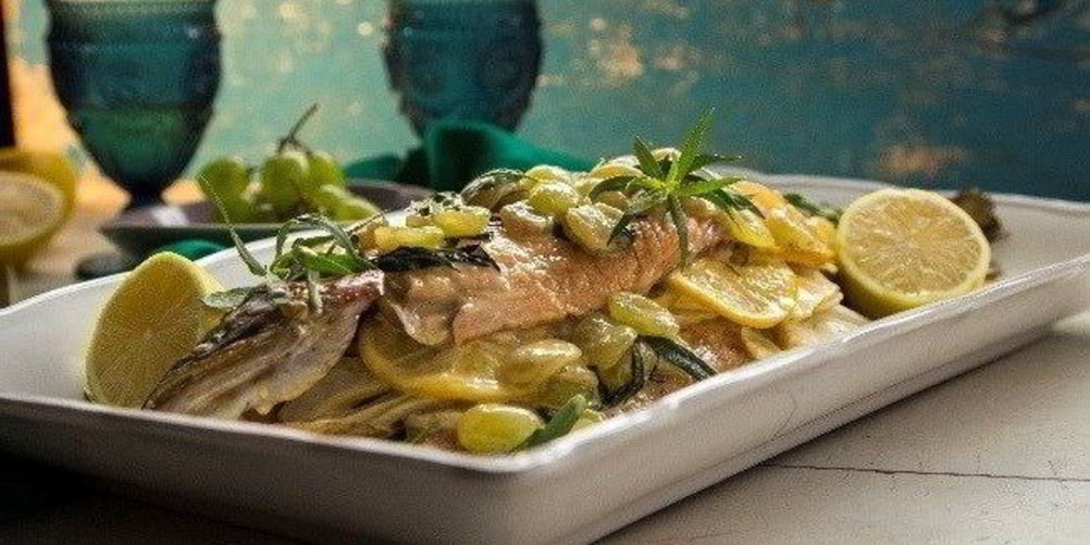 Рецепт форель, запеченная с виноградом