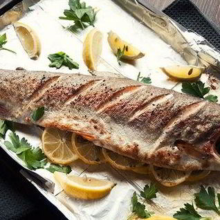 Горбуша, запеченная целиком