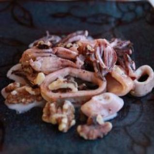 Кальмары в ореховом соусе