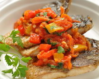 Карп с болгарским перцем и помидорами