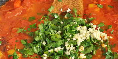 карп с болгарским перцем и помидорами