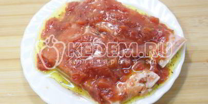 кета запеченная с мякотью помидоров