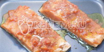 кета запеченная с мякотью помидоров