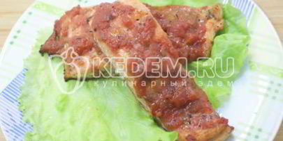 кета запеченная с мякотью помидоров