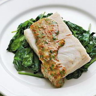 Хек на пару с горчичным соусом и шпинатом