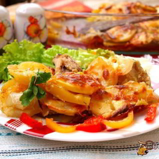 Хек запеченный с картофелем в духовке