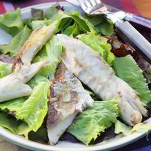 Рецепт Копченая рыба на листьях салата