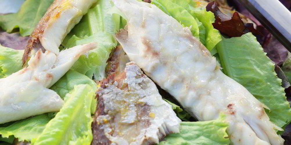 Рецепт копченая рыба на листьях салата