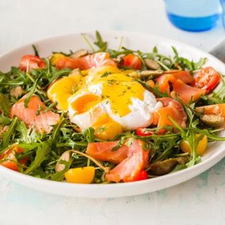 Копченый лосось и яйца-пашот с голландским соусом