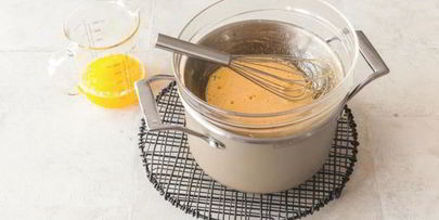 копченый лосось и яйца-пашот с голландским соусом